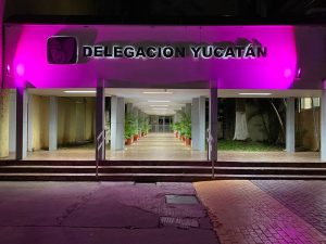 La delegación del IMSS Yucatán se ilumina de rosa