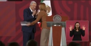 Tatiana Clouthier renuncia a la Secretaría de Economía; AMLO le niega un abrazo de despedida