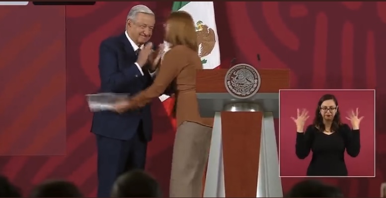 Tatiana Clouthier renuncia a la Secretaría de Economía; AMLO le niega un abrazo de despedida