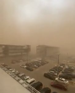 Una inusual tormenta de arena azota a Mexicali y causa destrozos