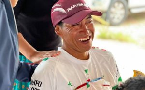 El rarámuri Reyes Satevo logra ser el campeón nacional al correr más de 66 horas en el  ultramaratón mundial 