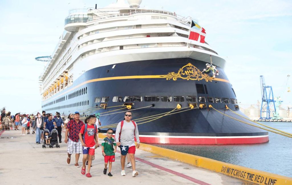 Miles de turistas llegan a Yucatán con el arribo del crucero Disney Magic