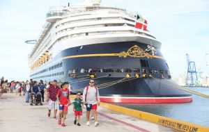 Miles de turistas llegan a Yucatán con el arribo del crucero Disney Magic