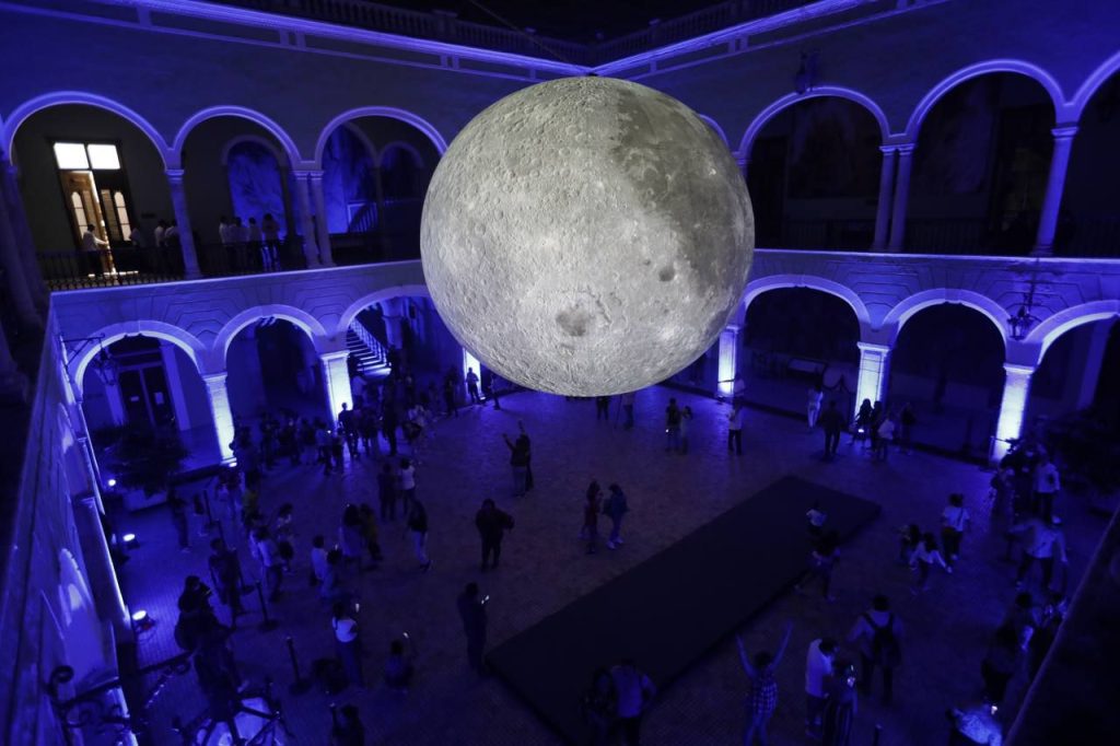 Miles de personas disfrutan de las grandes obras que se presentan en el Festival Internacional de las Luces (Filux) 2022 en Mérida 