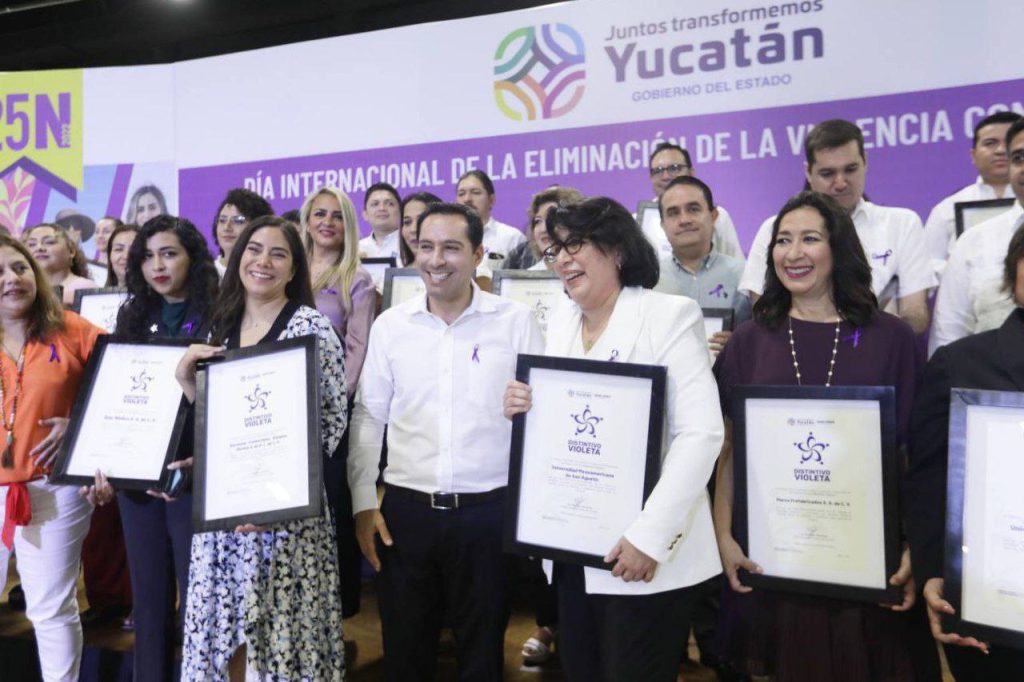 Entrega el Gobernador Mauricio Vila Dosal Distintivos Violeta con lo que las yucatecas cuentan con espacios laborales y educativos más seguros