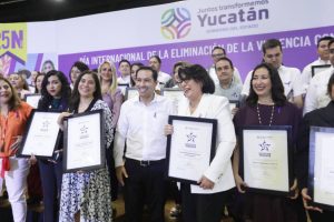 Entrega el Gobernador Mauricio Vila Dosal Distintivos Violeta con lo que las yucatecas cuentan con espacios laborales y educativos más seguros