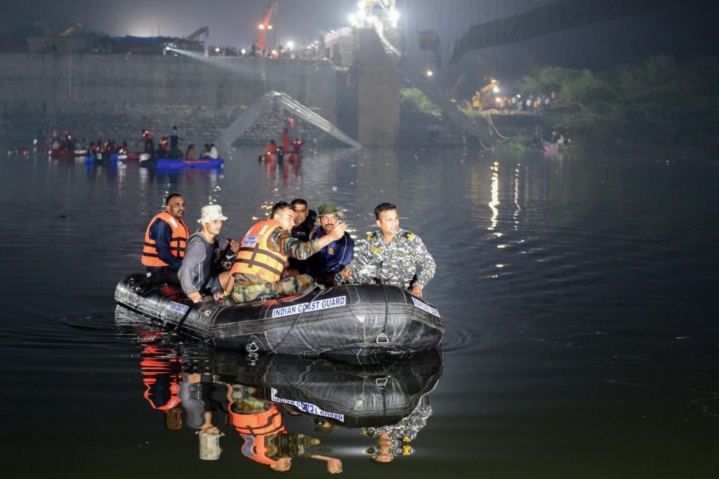   Se desploma un puente en India, hay al menos  141 muertos