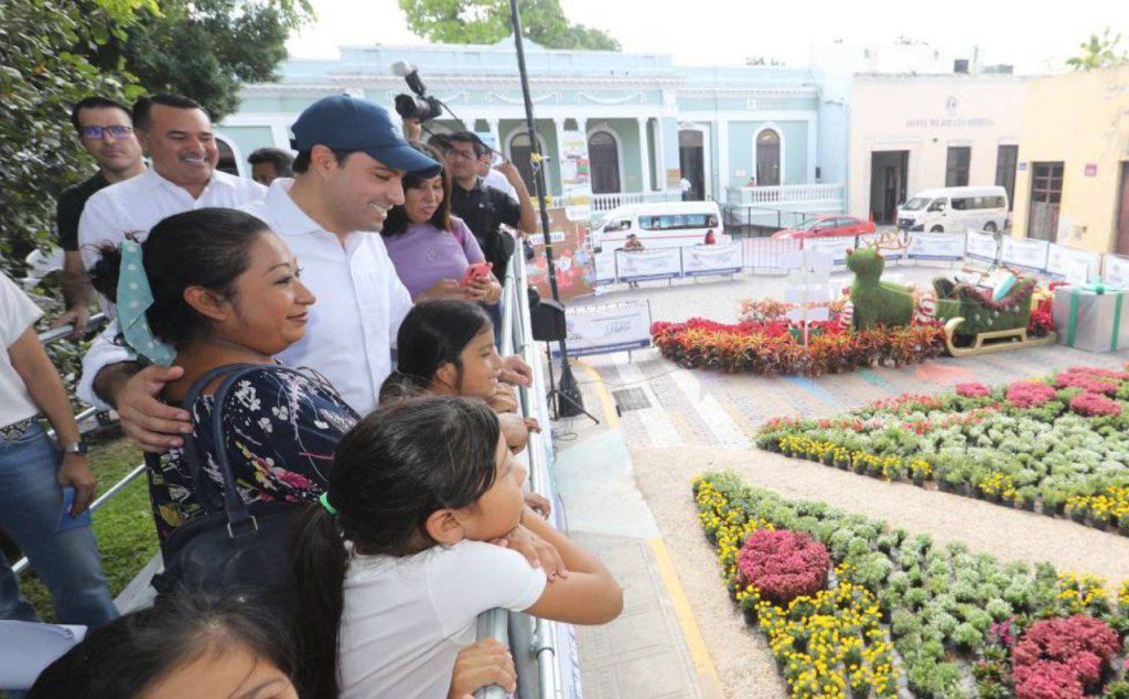 Visita el Gobernador Mauricio Vila Dosal el Paseo Navideño de las Flores en Mérida