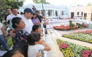 Visita el Gobernador Mauricio Vila Dosal el Paseo Navideño de las Flores en Mérida