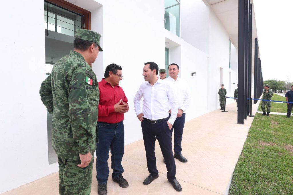 Familias yucatecas reciben del Gobernador Mauricio Vila Dosal y el titular de la Sedena, Luis Cresencio Sandoval González, viviendas como parte del proyecto del Gran Parque de La Plancha