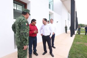 Familias yucatecas reciben del Gobernador Mauricio Vila Dosal y el titular de la Sedena, Luis Cresencio Sandoval González, viviendas como parte del proyecto del Gran Parque de La Plancha