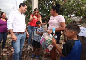 Vila Dosal entrega cenas de Navidad a familias del sur de Mérida