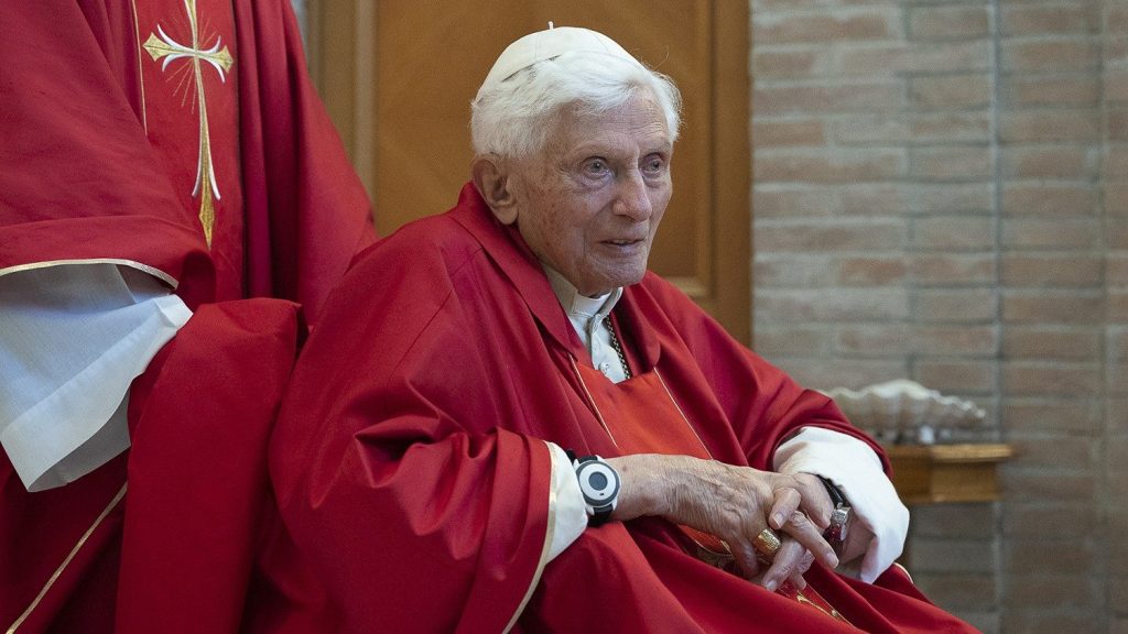 El mundo ora por la salud del Papa Emérito Benedicto XVI