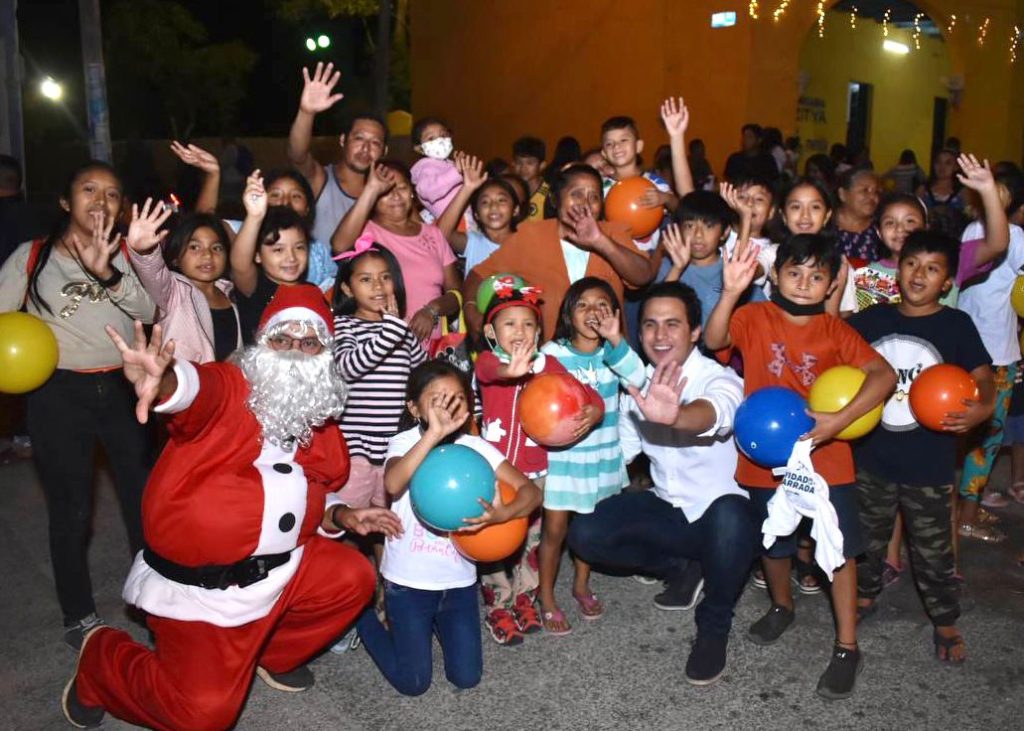 La “Navidad en la albarrada”, del regidor Álvaro Cetina, llevó sonrisas a la niñez meridana por tercer año 