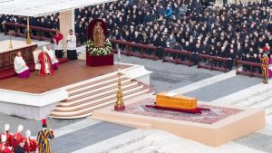 Multitudinario adiós a Benedicto XVI