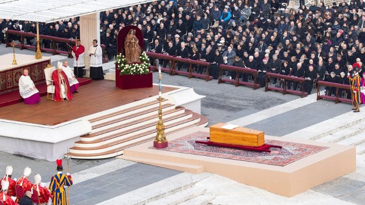Multitudinario adiós a Benedicto XVI