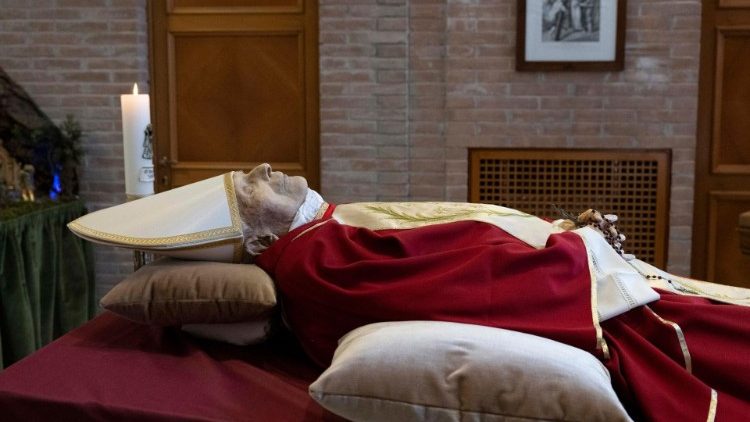 Francisco: Damos gracias a Dios por Benedicto XVI “fiel servidor del Evangelio y de la Iglesia”