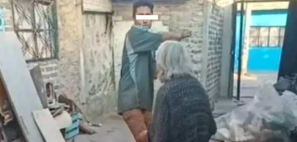 Nieto de 18 años ataca con un tubazo en la cabeza a su abuela… indigna que el vídeo se hace viral