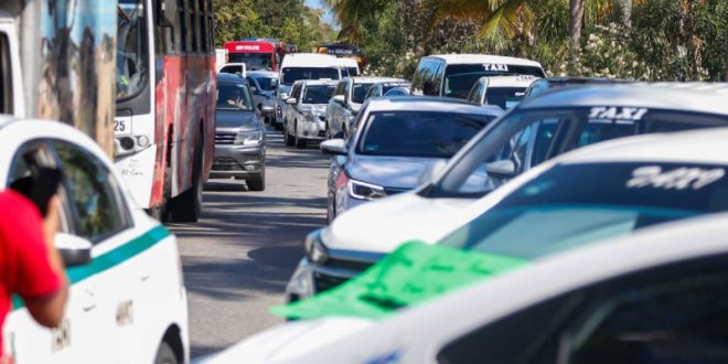 Cancún desquiciado por los bloqueos de los taxistas