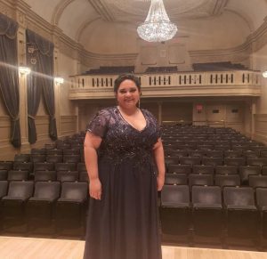 La soprano yucateca Mariana Echeverría se presentó en el<a href="https://www.facebook.com/carnegiehall?__cft__[0]=AZXzANUp4qe3NDHad5hgwCUFSSEnp3grbsrg3h5L1Q79l6kA9Q4J8SHIAoT-m9ujscOT0lMztntvjjg8EbXe8rhQRvgpV2ANXQUBcOFYKOByfXUTi-4QzQkDqclgRWhvzqcDMKplhz8oJiOHc5Ceq4uVP-IXeA73qen9Kwtt9SEo3Z4HPzVi0To7FdVc5dyiVXE&__tn__=-]K-R"> Carnegie Hall</a>