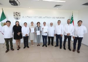 Entrega Vila Dosal al Congreso yucateco el documento con el que rinde su Cuarto Informe de Resultados