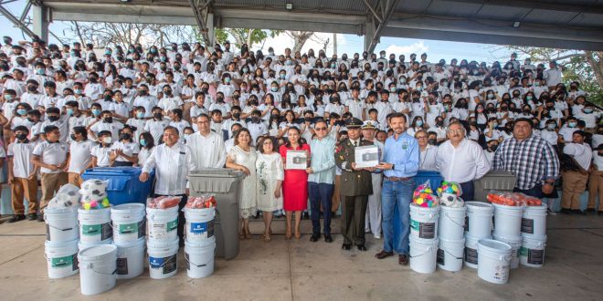 Conmemoran el natalicio de José Vasconcelos con la comunidad educativa