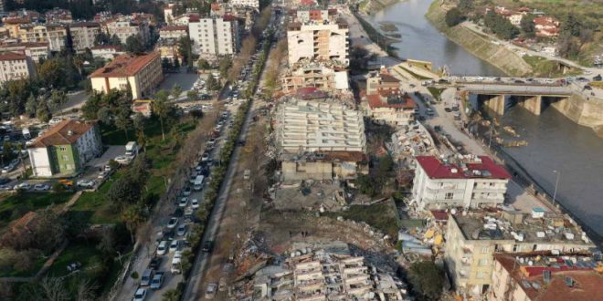 A dos semanas de la catástrofe, otro sismo ayer sacude Turquía
