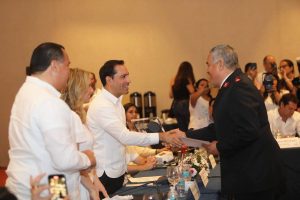 Por su labor social y compromiso con su comunidad, reciben yucatecos reconocimientos Ciudadano del Año 2022       