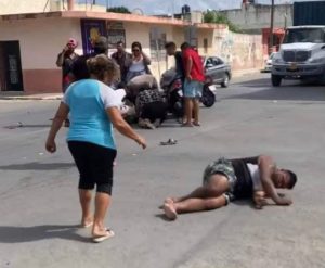 Un tráiler embistió a una moto en el centro de Progreso, hay un niño grave     