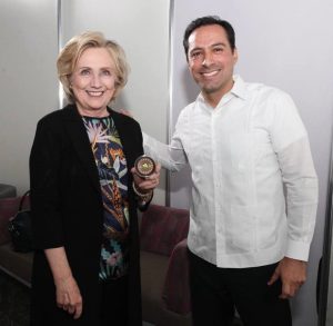 Hillary Clinton reconoce el buen trabajo del Gobernador Mauricio Vila Dosal y asegura que lo que se está haciendo en Yucatán debería mostrarse a todo el mundo