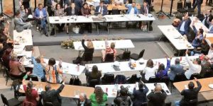 Violando la Constitución, Morena y aliados sesionaron en sede alterna y aprueban leyes sin leerlas