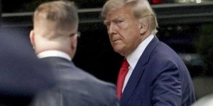Trump afirma que será acusado por 33 cargos