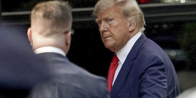 Trump afirma que será acusado por 33 cargos
