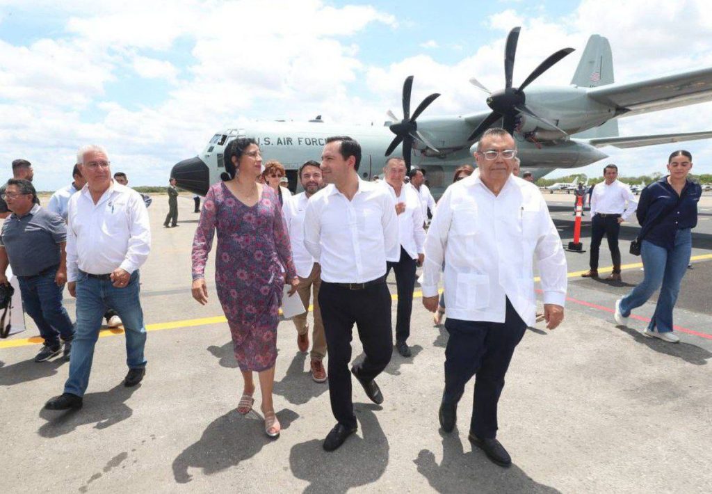 Encabeza el Gobernador Mauricio Vila Dosal visita al avión Cazahuracanes