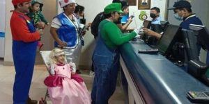Una familia entera se disfraza para el estreno de la película “Mario Bros”