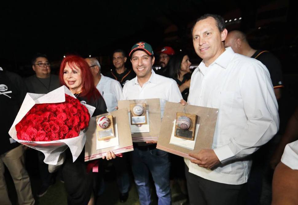 Participa Vila Dosal en la reapertura del parque de béisbol “Nelson Barrera Romellón” de Campeche