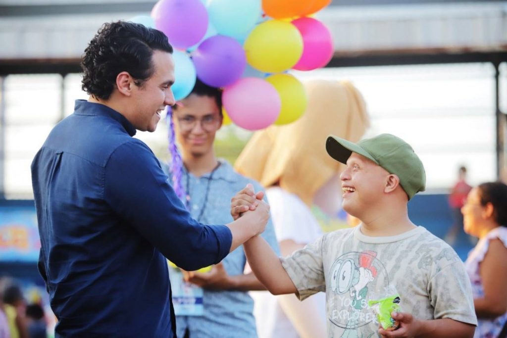 El Regidor meridano Álvaro Cetina Puerto celebra a niños y mamás en la colonia Bojórquez