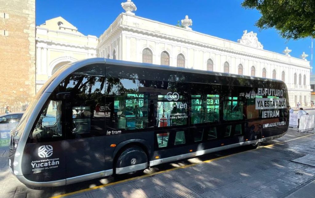 Ciudadanos continúan conociendo los beneficios del Ie-tram que se encuentra exhibido en la Plaza Grande de Mérida     