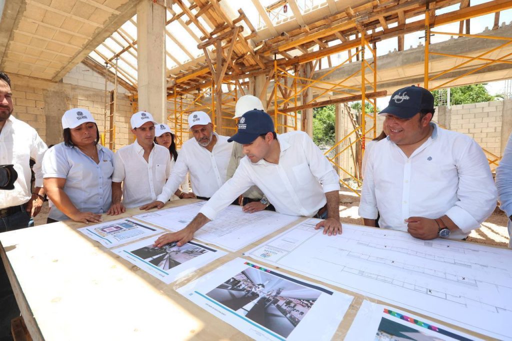 Vila supervisa los trabajos de construcción del nuevo mercado de Kanasín