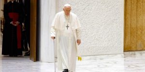 Someten a cirugía al Papa Francisco por hernia abdominal