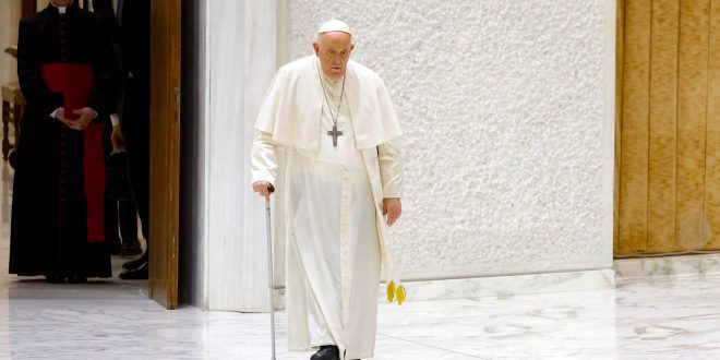 Someten a cirugía al Papa Francisco por hernia abdominal