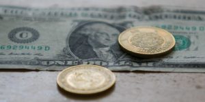 El peso, a punto de romper una nueva barrera; cotiza en 17.05
