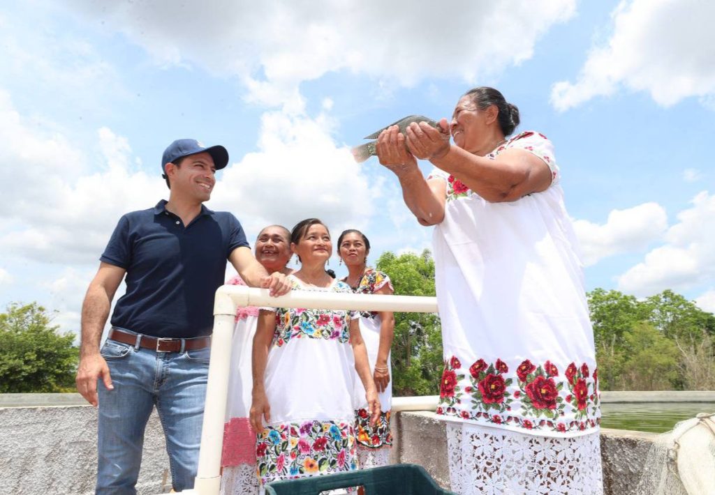 Mujeres yucatecas reciben respaldo de Vila Dosal para impulsar sus unidades rurales