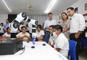 Presenta el Gobernador Mauricio Vila Dosal los programas Clases de Robótica para Educación Básica y Ambientes Bilingües, a la senadora Xóchitl Galvéz