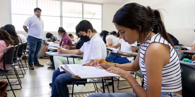 Miles de jóvenes presentan el Exani I para ingresar al nivel bachillerato