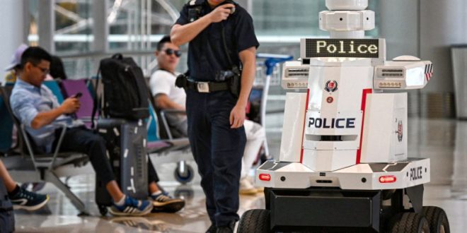 Llega “RoboCop” a Singapur, desplegará escuadrón de policías robots para patrullar las calles