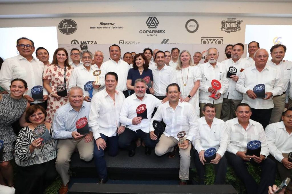 Reconoce Vila Dosal a empresas yucatecas socialmente responsables