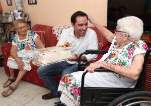 El Gobernador Mauricio Vila Dosal sorprende con su visita a la abuelita Aurelia Ramírez Cetina de 100 años de edad