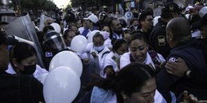 Médicos protestan en Palacio Nacional; se enfrentan con policías
