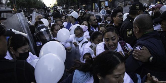 Médicos protestan en Palacio Nacional; se enfrentan con policías